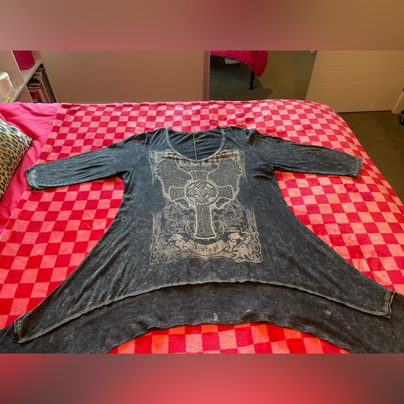 Gray and cream FREEDOM Tombstone AZ short sleeve high low shirt - Picture 2 of 11